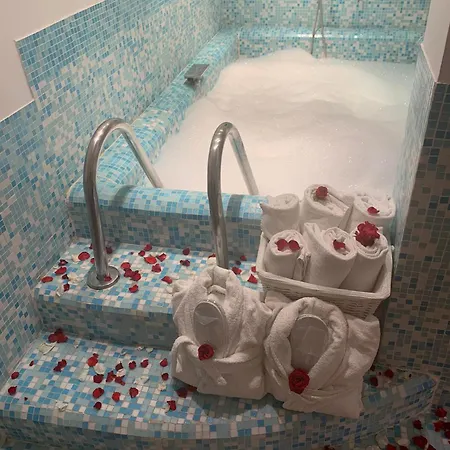 Eveline 2 - Piscina Privata O Jacuzzi 호텔 4*