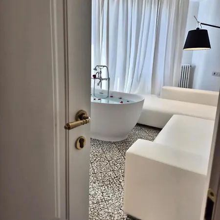 Eveline 2 - Piscina Privata O Jacuzzi 호텔 4*