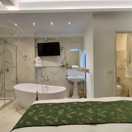Eveline 2 - Piscina Privata O Jacuzzi Szálloda 4*