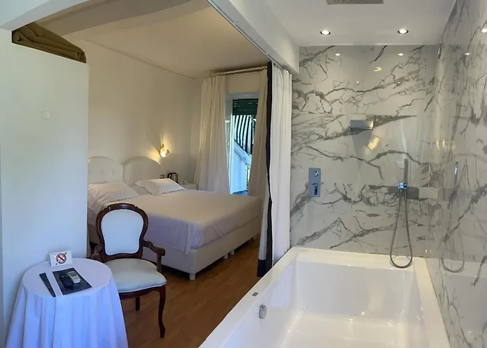 Отель Eveline 2 - Piscina Privata O Jacuzzi Санремо