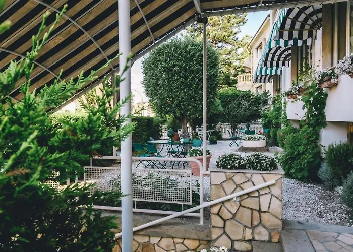 Eveline 2 - Piscina Privata O Jacuzzi Hotell 4*